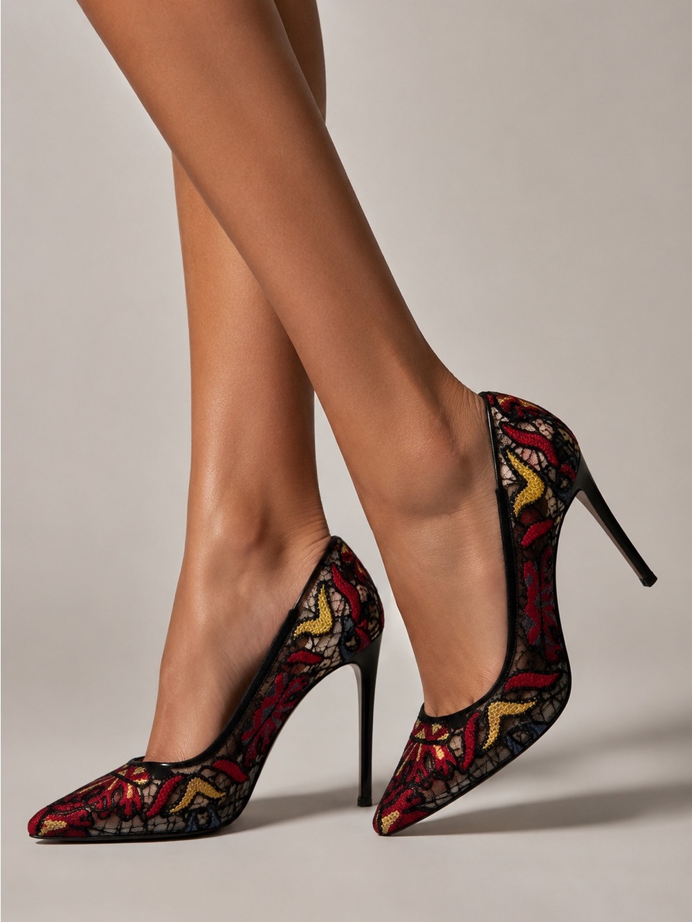 Valentino Garavani Ethnic Embroidered Lace over
Leather Pumps size 38.5